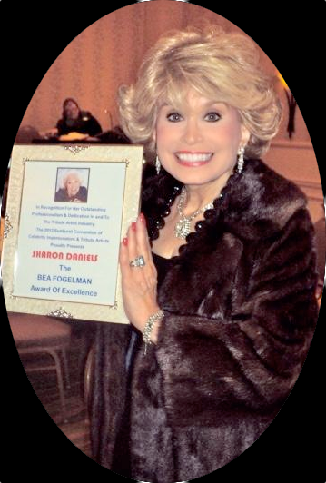 Sharon Daniels receives the Bea Fogelman Award